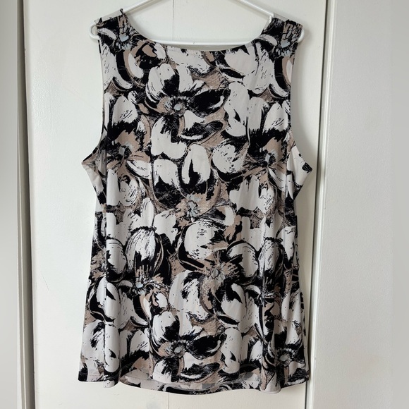 🎉4/30$🎉 Monochrome Floral Drape Tank – Size 1X - Picture 4 of 4